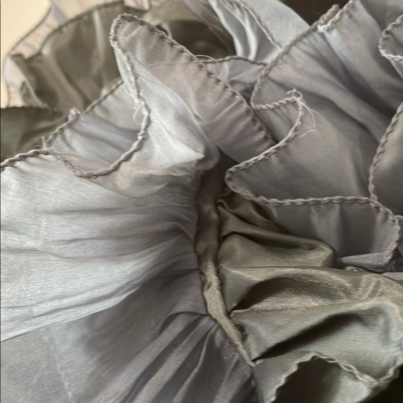Elegant Ruffled Taffeta and Chiffon Cradled Gray Scarf - Picture 3 of 11
